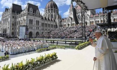 Pope urges Hungarians to 'open doors' to migrants