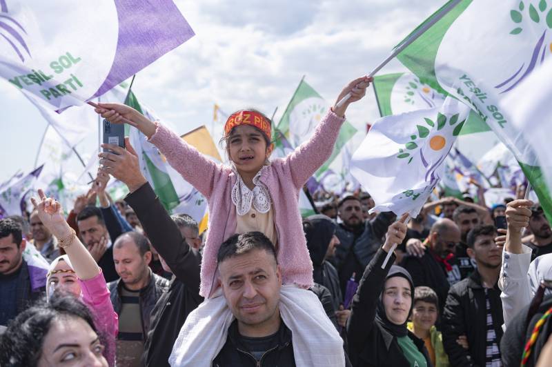 Turkey decides Erdogan's future in knife-edge vote