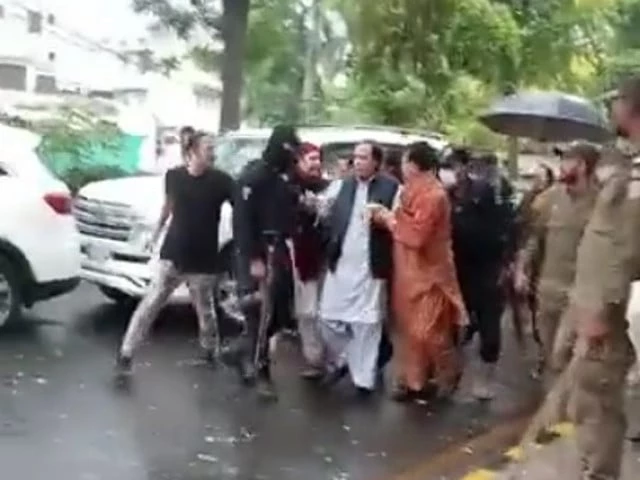 Driver exposes inside story of Pervaiz Elahi's arrest