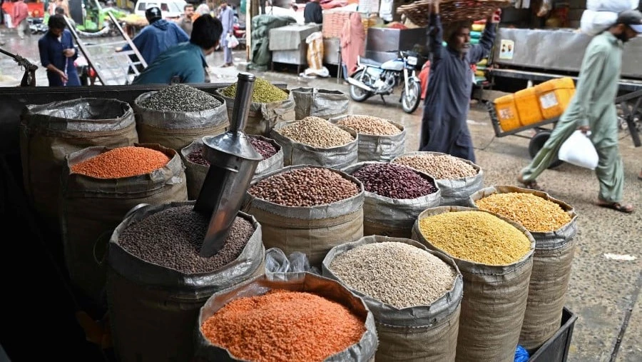 Pakistan inflation rockets to record 37.97 percent