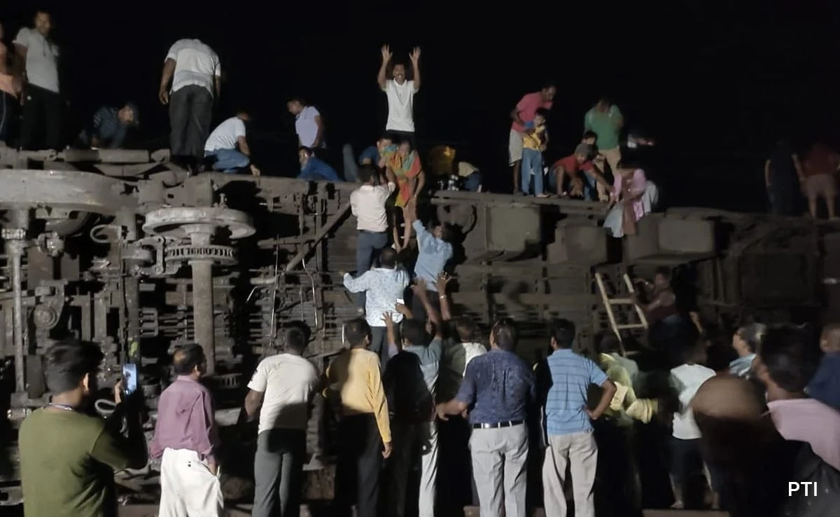 At least 28 dead, 300 hurt in India rail crash