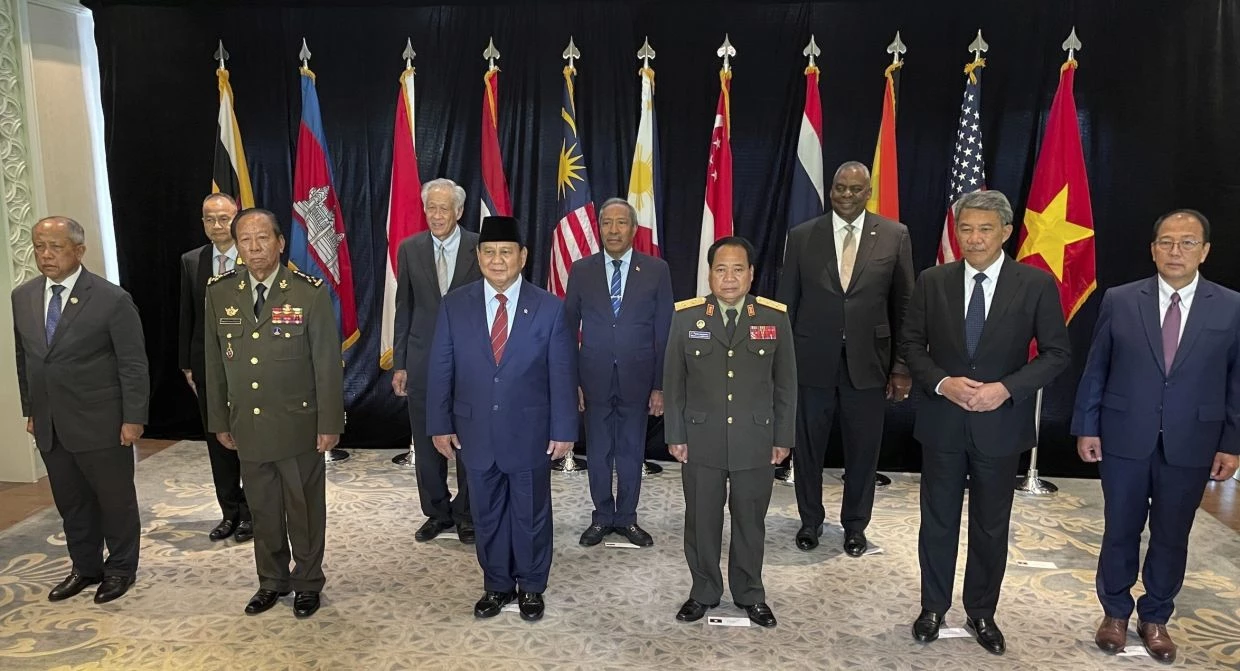 US, China defence chiefs speak 'briefly' at Singapore summit