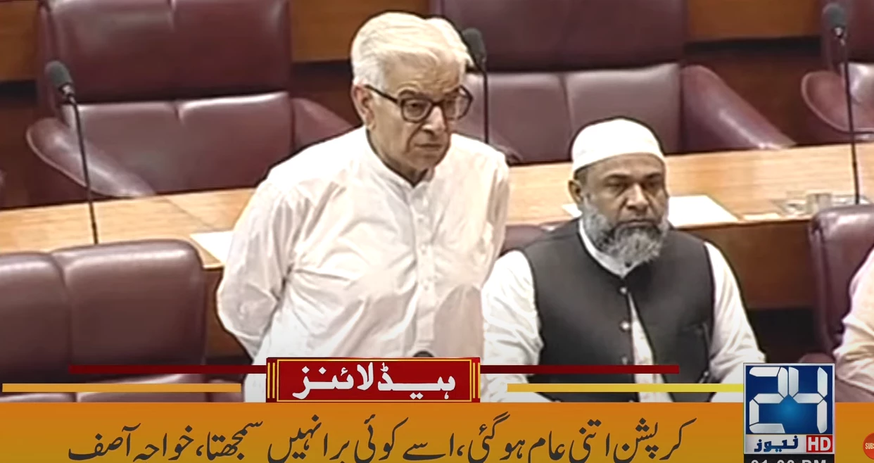 Khawaja Asif apologises for using word ‘dacoit’ for vice-chancellors