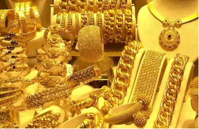 Gold prices decrease by Rs1,700