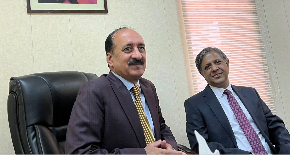 Law Minister Azam Tarar reaches London to meet Nawaz Sharif