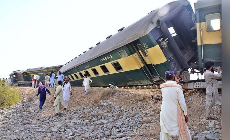 Train derailment in Narowal suspends rail traffic