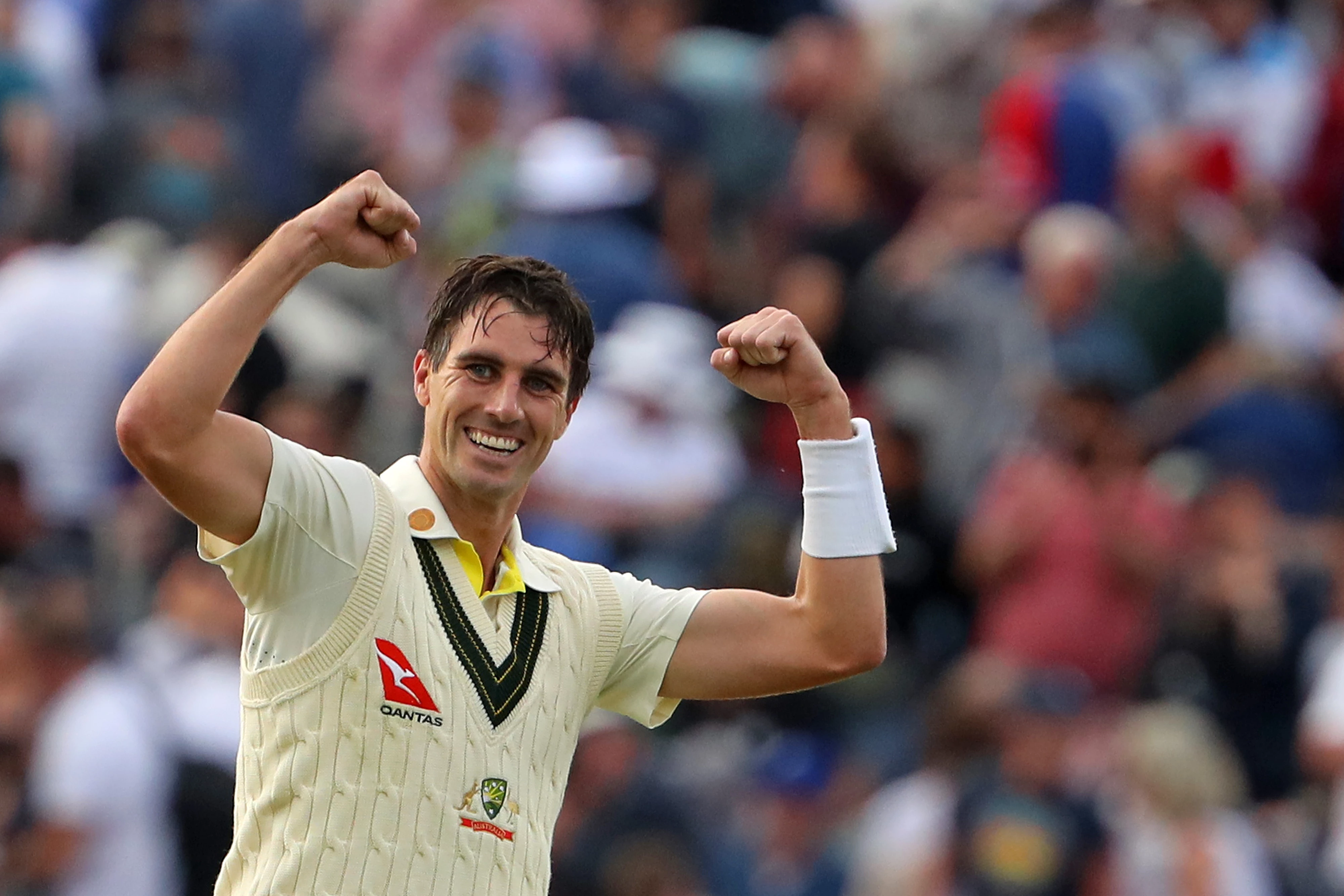 Australia beat England by two wickets to win 1st Test