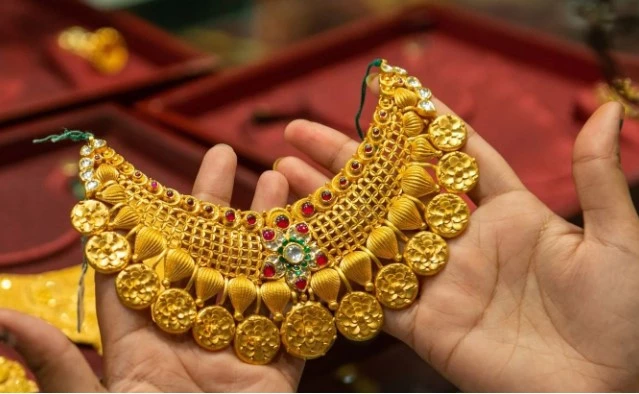 Gold rates decline more in Pakistani market