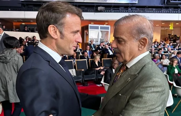 In meeting with Macron, PM urges support for developing world