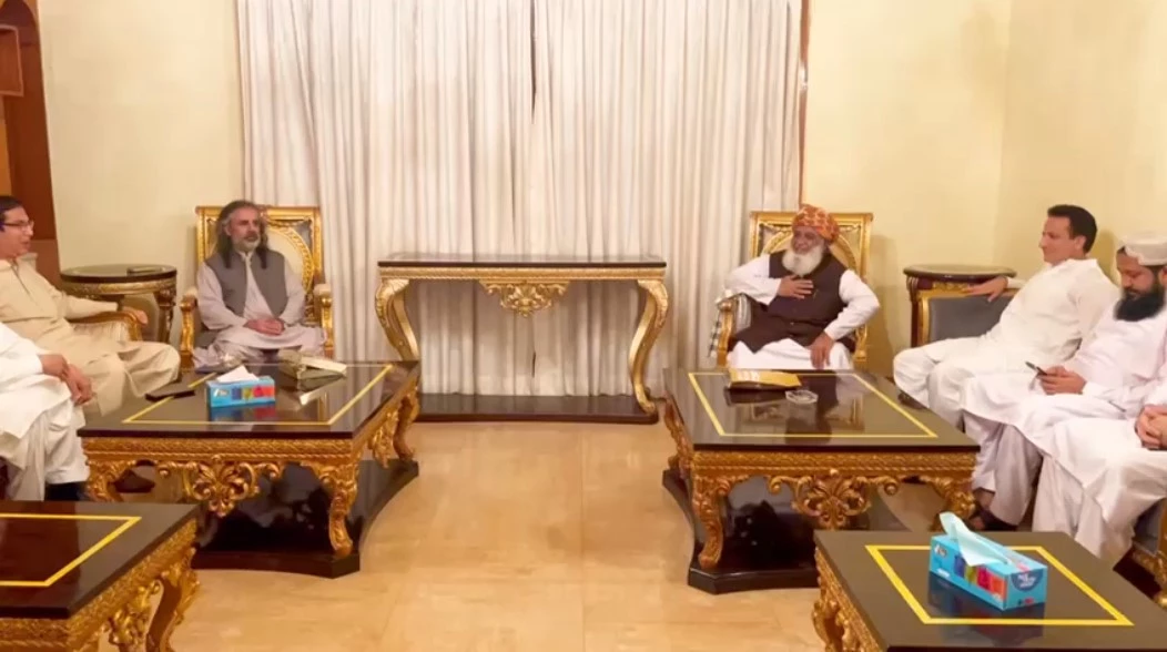 Maulana Fazl calls on Shah Zain Bugti to discuss political issues