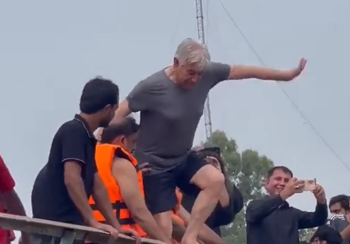 Video of defence minister diving into canal goes viral