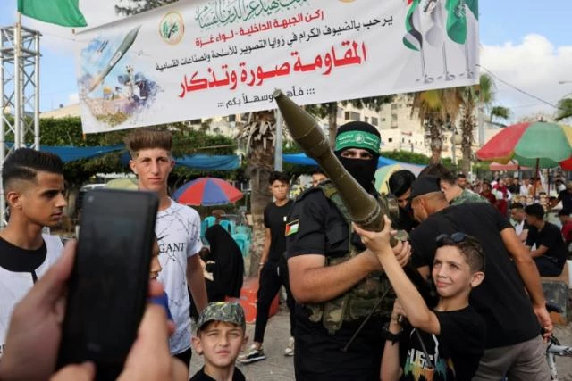 Hamas lets Gaza residents pose with weapons for first time