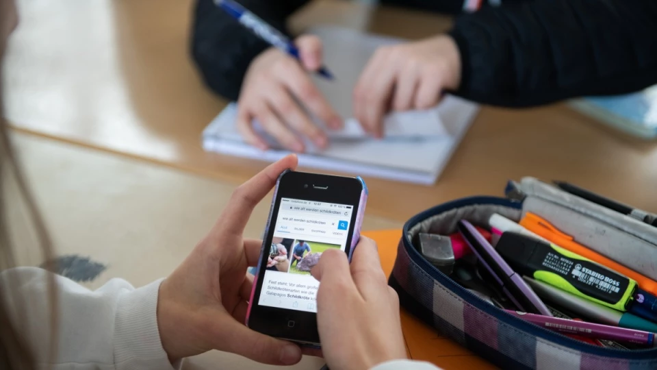 Netherlands to ban mobile phones from classrooms