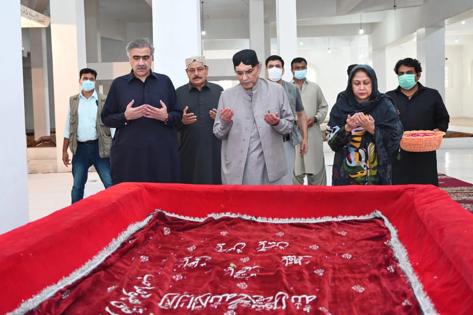 Asif Ali Zardari pays reverence at Garhi Khuda Bakhsh graveyard of Bhutto family