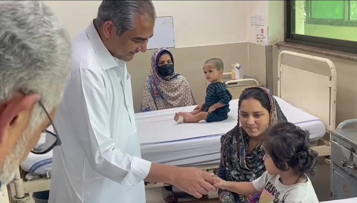 CM Mohsin Naqvi’s encounter with ‘Little Angel’ at Lahore hospital