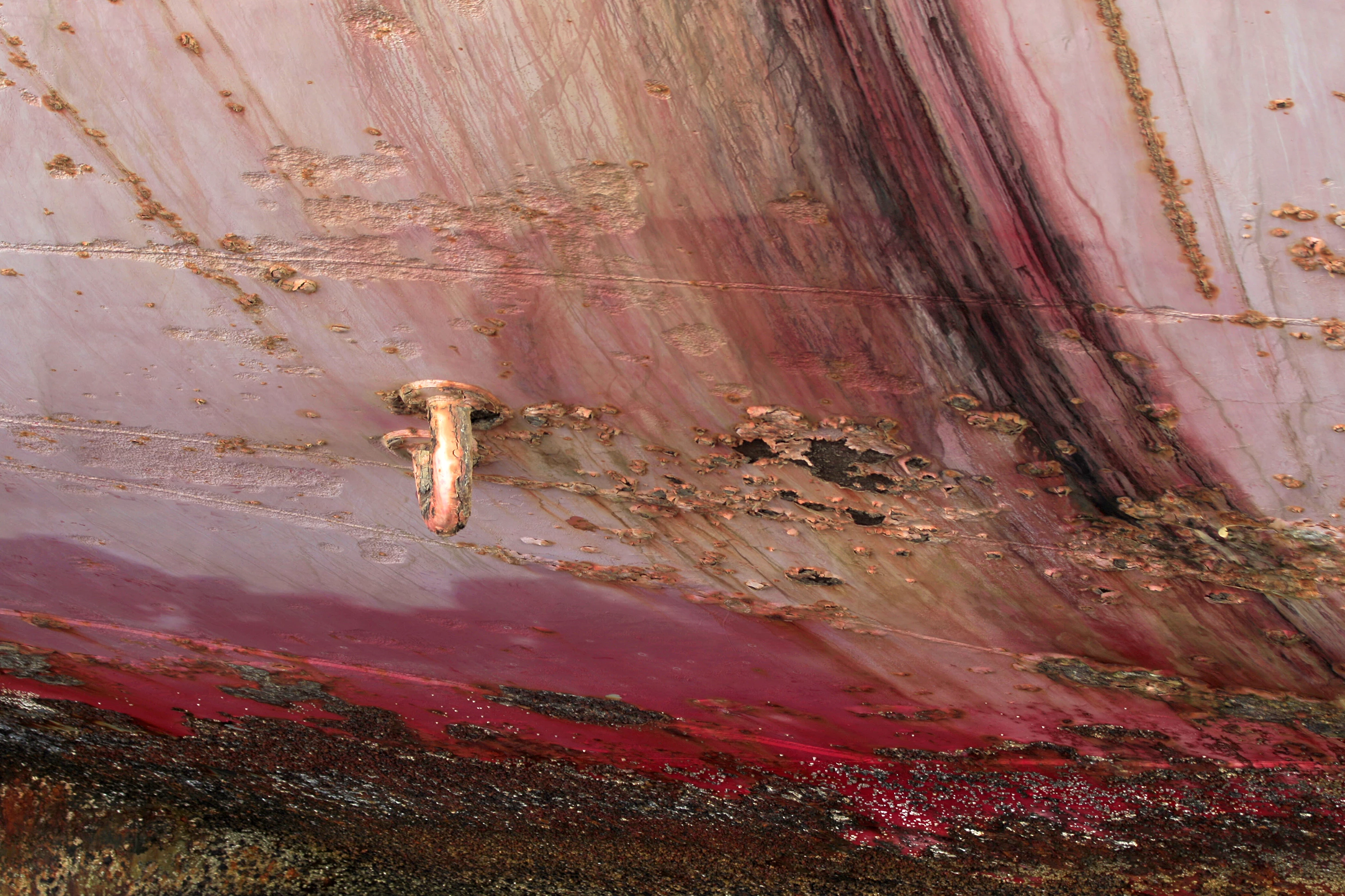 Yemen's stricken oil tanker: defusing a 'ticking time bomb'