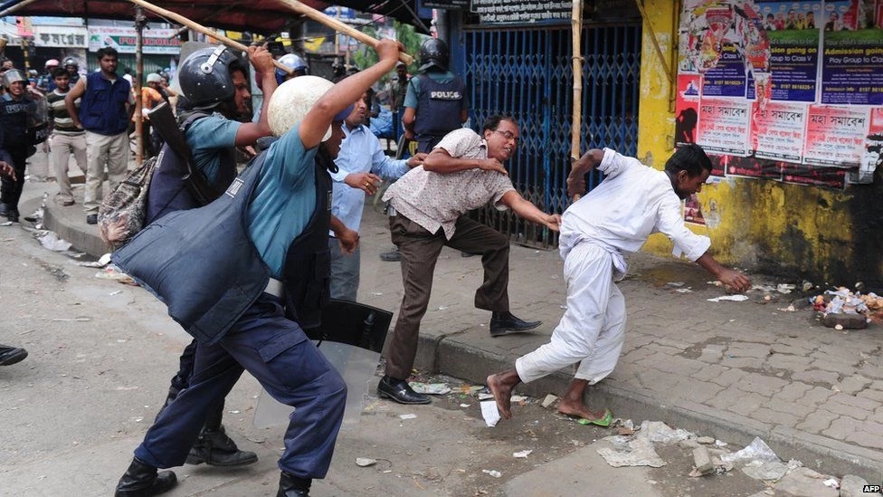 One dead, hundreds injured in Bangladesh political clashes