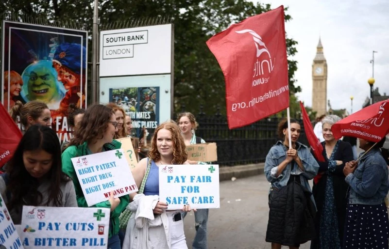 Senior doctors in England stage rare walk out