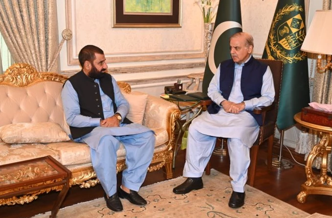PM discusses political situation in country with special aide