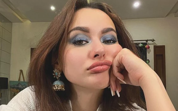 Netizens in hysterics over Hania Amir’s new fashion trend