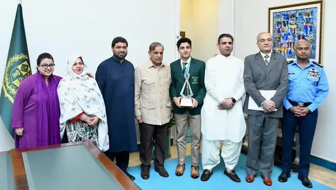 PM Shehbaz meets squash champion Hamza Khan; awards him Rs10m cash prize