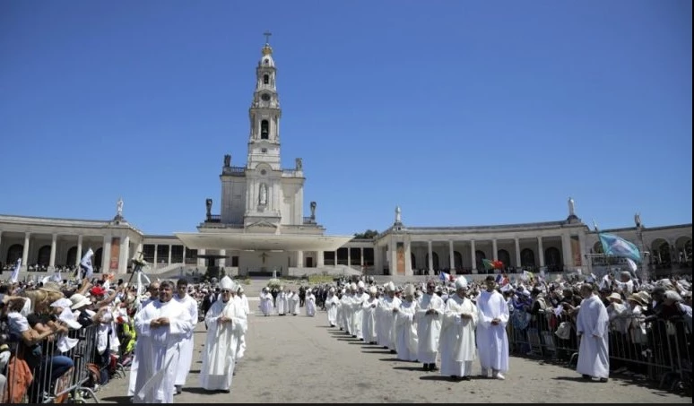 Pope heads to Portugal's Fatima shrine