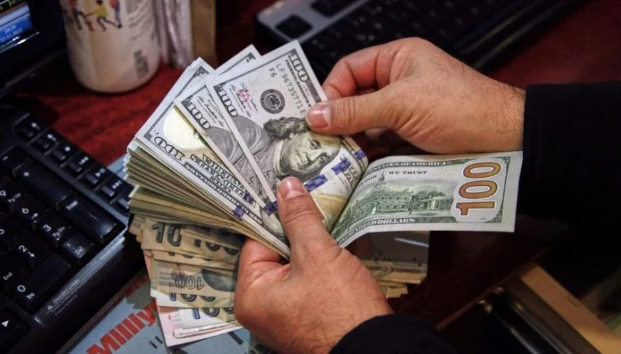 Pakistani rupee succumbs to pressure from US dollar in interbank