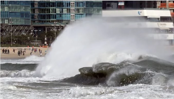 Typhoon Lan set to crash Japan holiday week