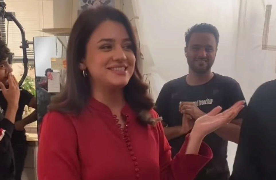 Zara Noor Abbas and crew's super fun amuses netizens