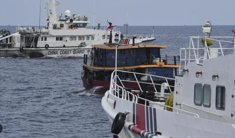 Chinese ships chase, block Philippine boats in disputed sea