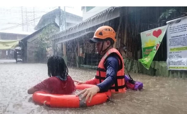 Hundreds flee floods as super typhoon brushes past Philippines