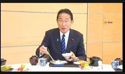 Japan PM eats 'safe and delicious' Fukushima fish