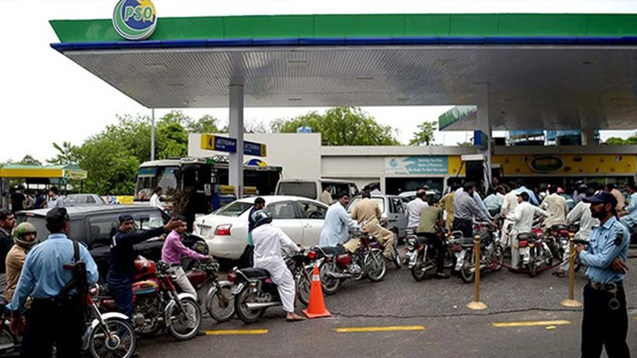 Petrol pumps closed due to price hike rumours, citizens suffer