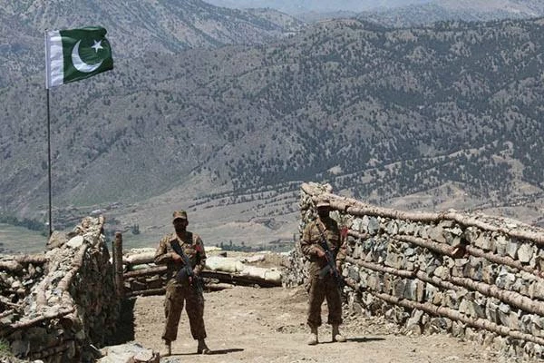 Pakistan troops clash with 'hundreds' of local Taliban near Afghan border: official