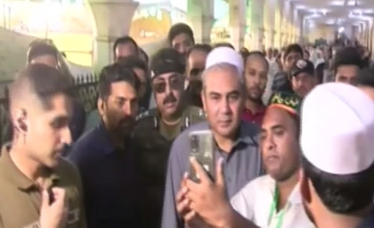 Punjab CM pays visit to Data Darbar