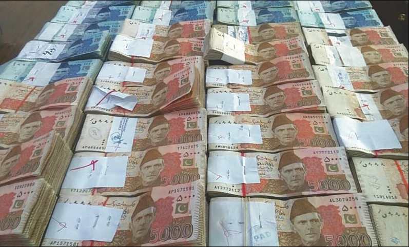 Bank deposits reach record high of Rs26.1 trillion amidst highest interest rate