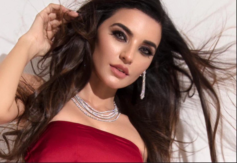 Sadia Khan swaying to ‘Ye Ratain Ye Mosam’ makes netizens miss heartbeats