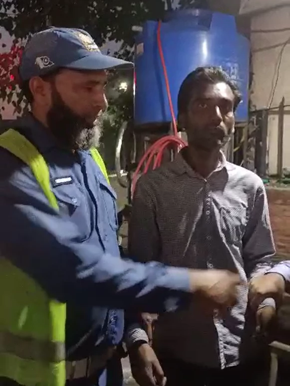 Traffic police save child from being abducted in Lahore