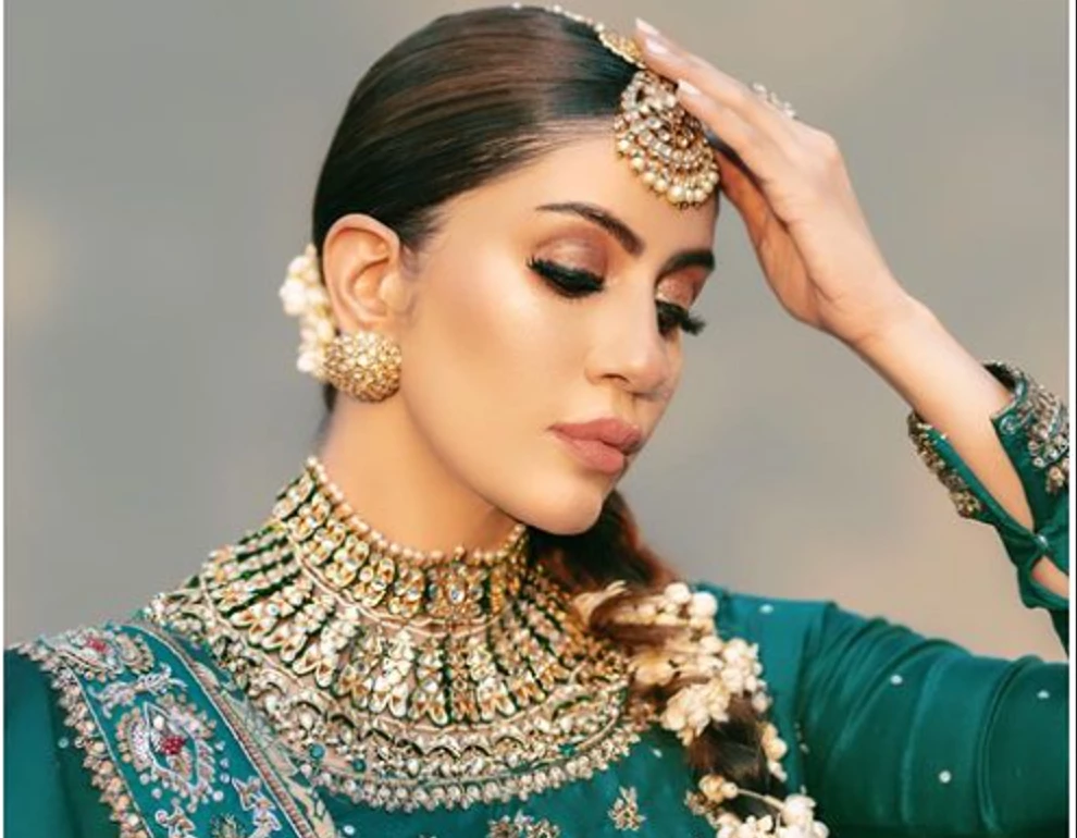 Sadia Faisal exudes bridal passion as she sways to 'Phero Na Najariya' song