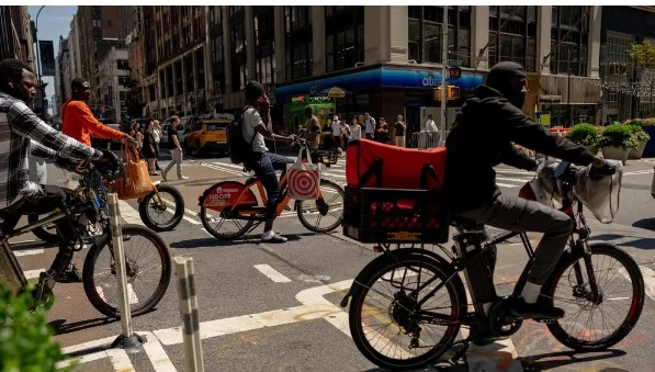 NY judge says pay raise for delivery workers can go ahead