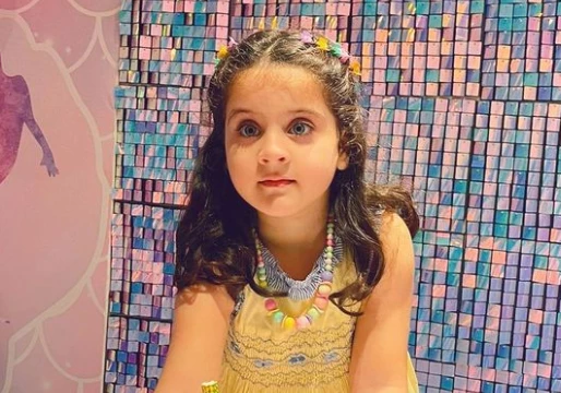 Amal Khan beats baba at her own game in gym  