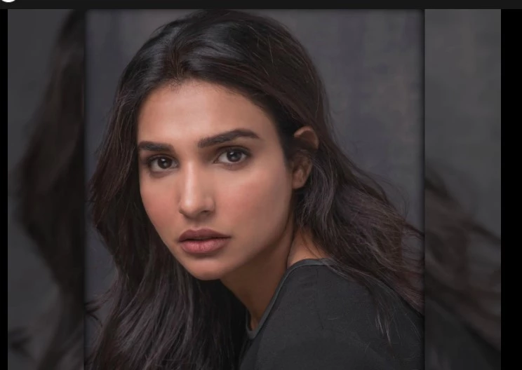 Amna Ilyas sets ‘internet on smoke’ with her sizzling monochrome photoshoot