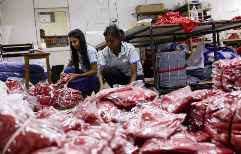 Sri Lanka cuts interest rates as IMF delays loan