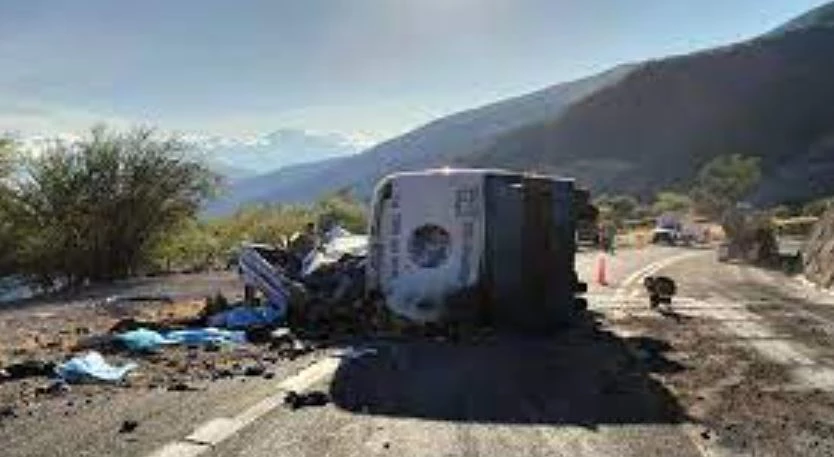 18 migrants killed in Mexico bus crash