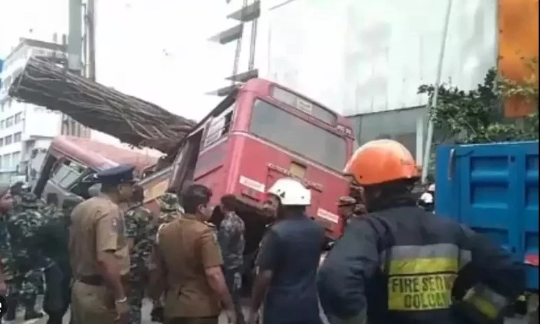 5 dead after tree crushes bus in Sri Lanka capital