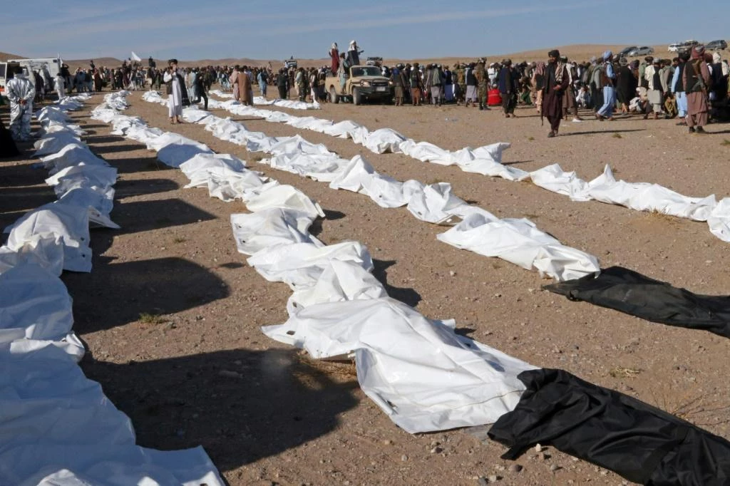 Mass funeral held for Afghan quake victims, families still missing