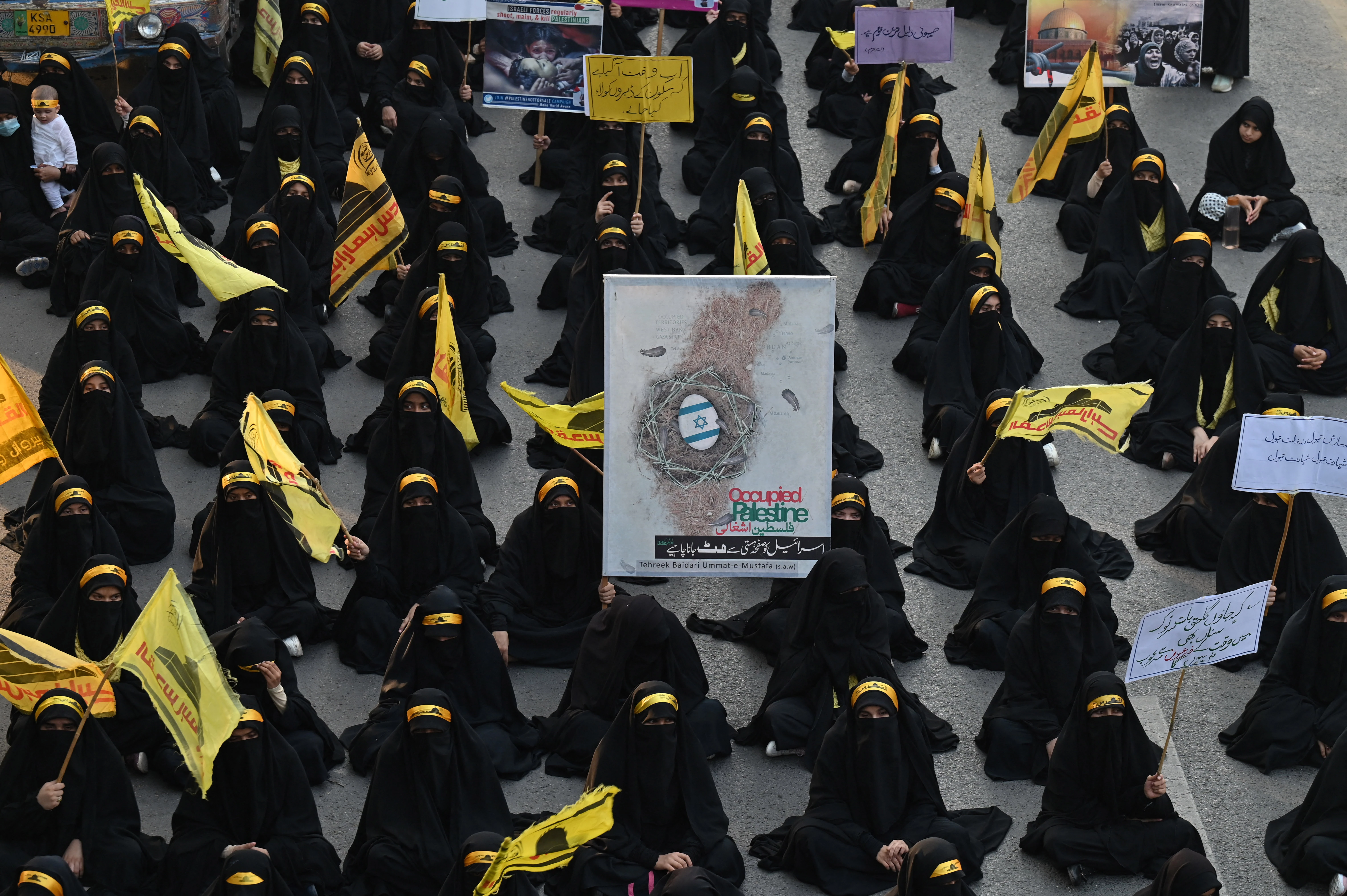 Thousands of Pakistanis rally in support of Palestinians