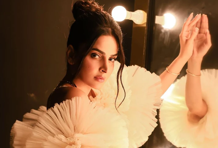 Saba Qamar’s fishtail appearance brings ‘something in the air’