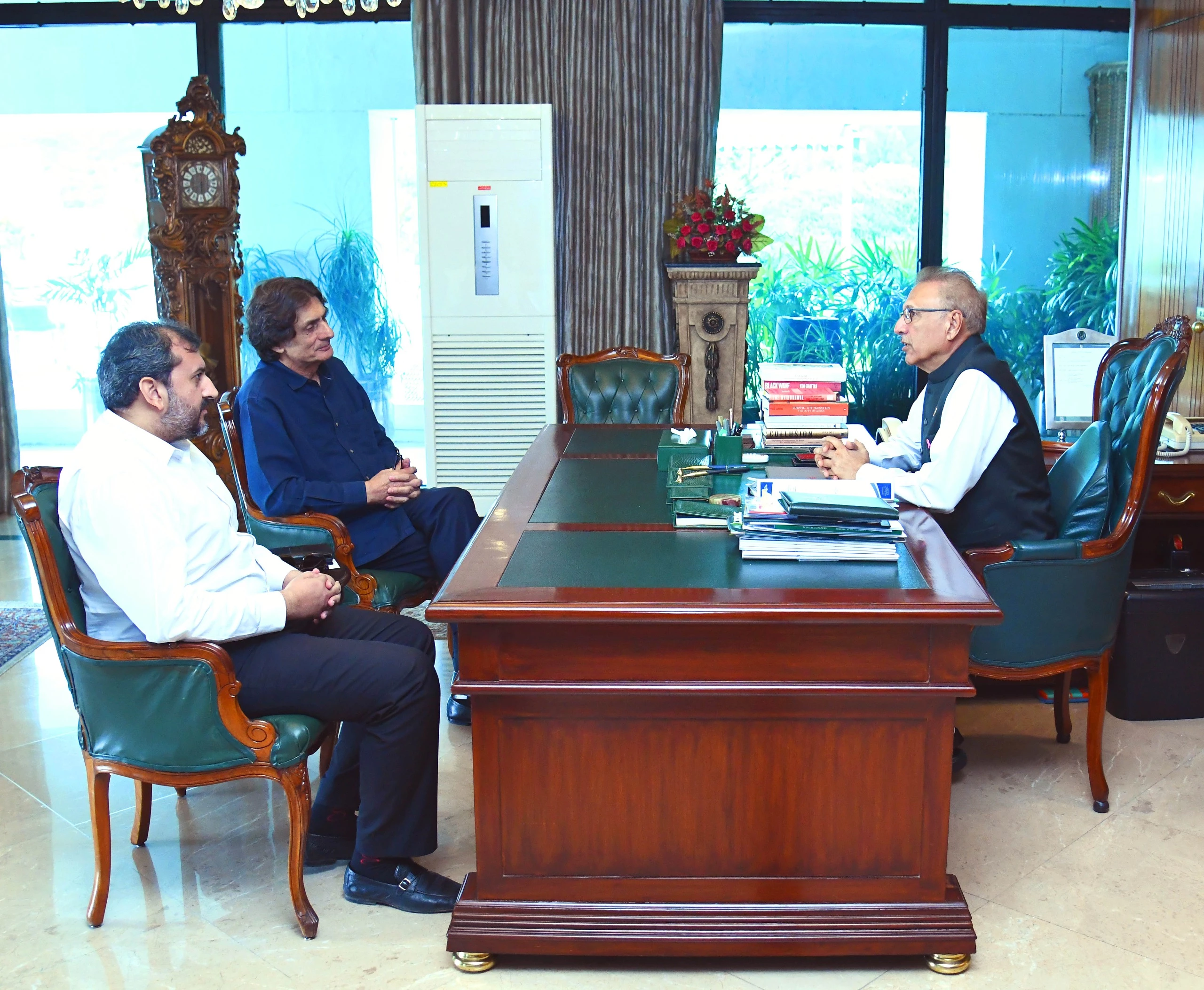 PTI leaders, minister call on President Alvi, discuss upcoming elections