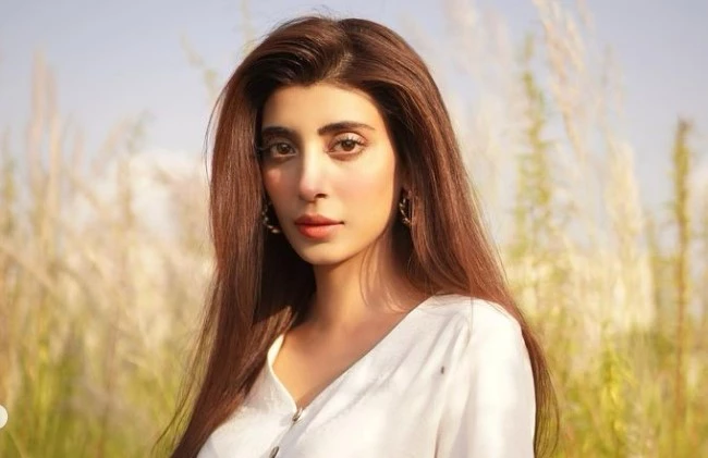 Urwa Hocane nips the troll in bud over dress reuse